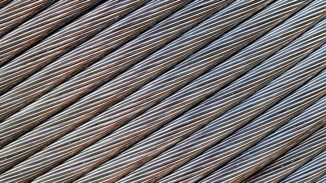 Primer plano de cables tipo ACSR.